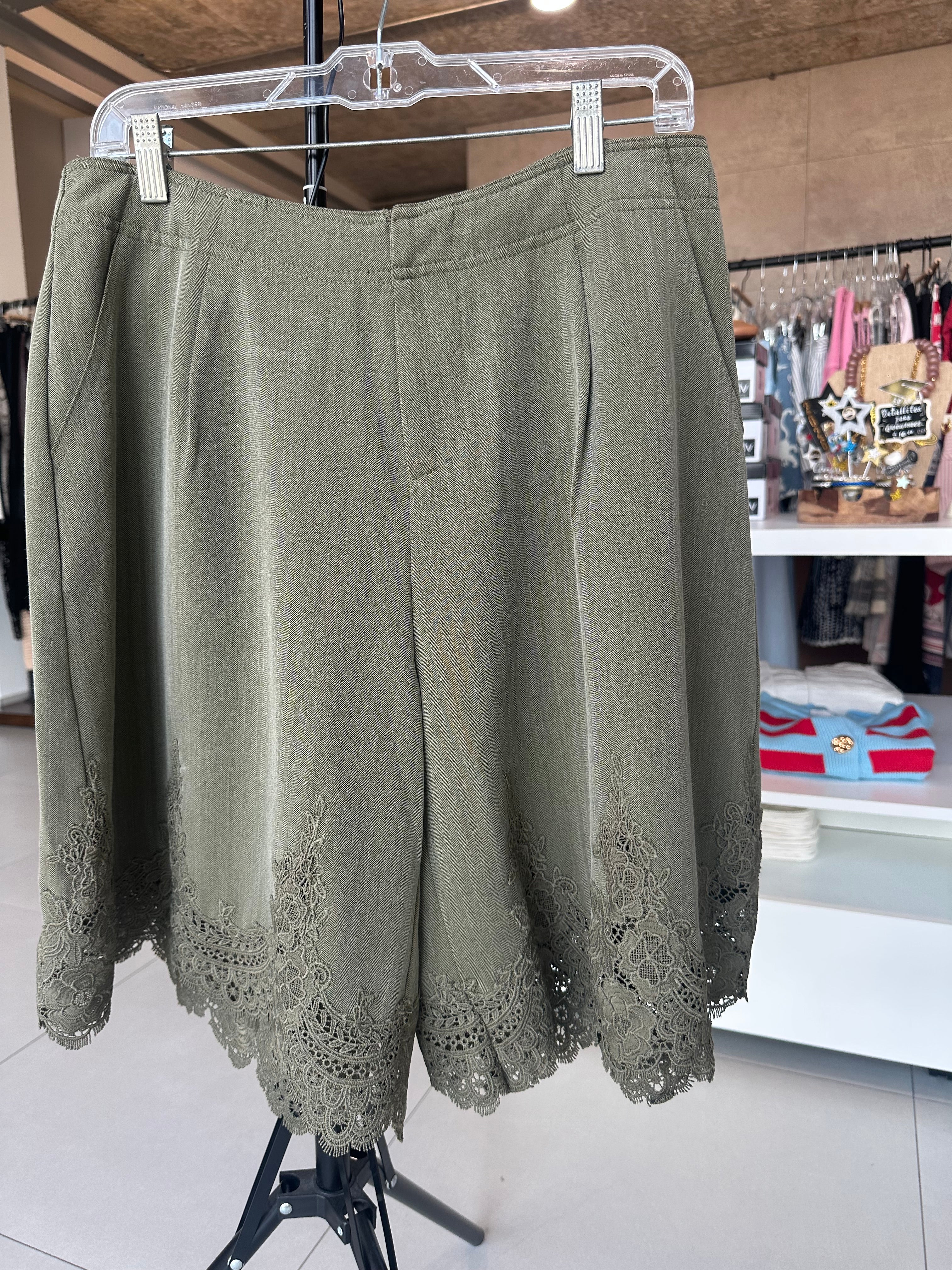 Lace Bermuda (Olive)