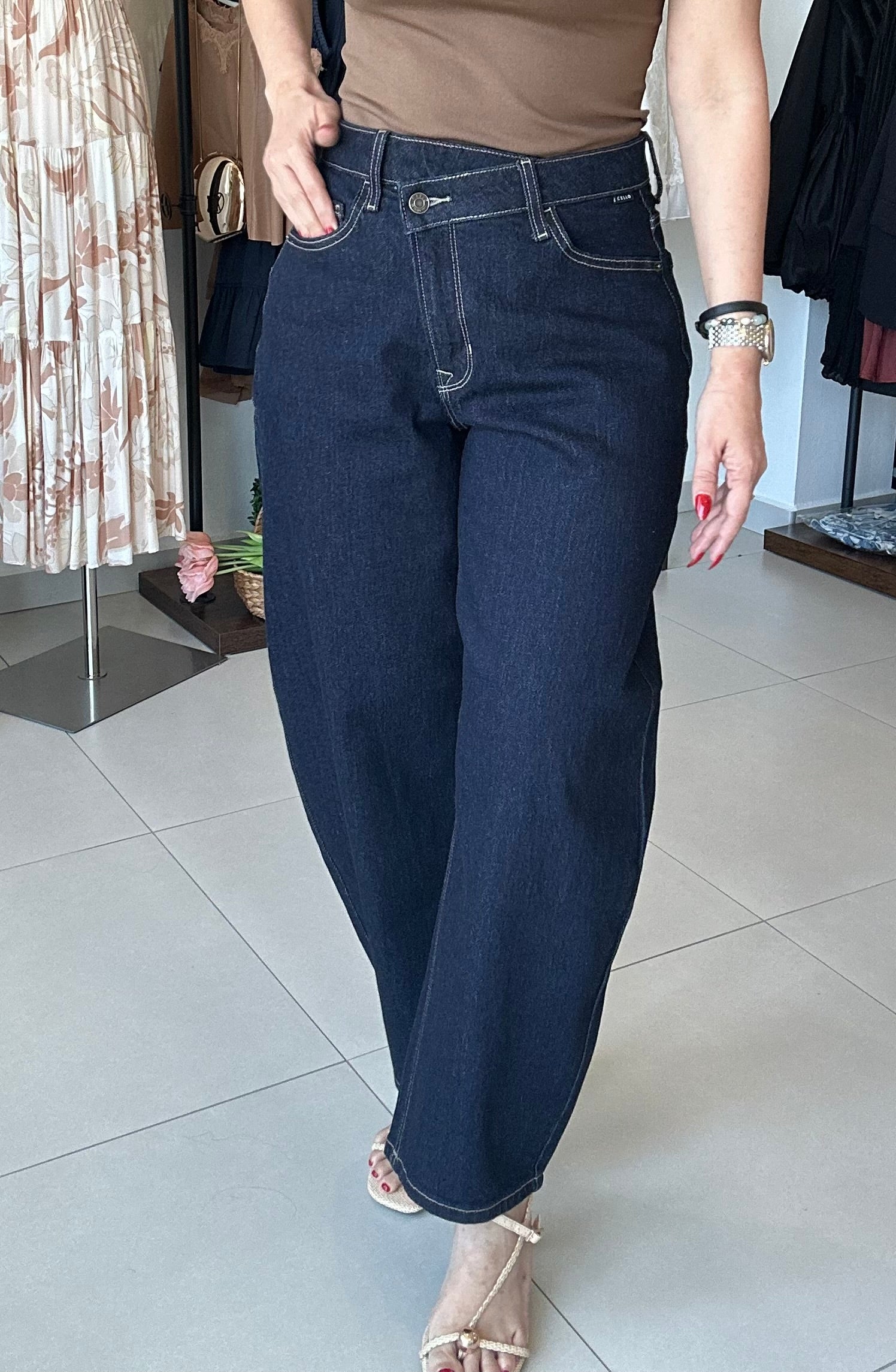 Overlapped Button Barrel Jean