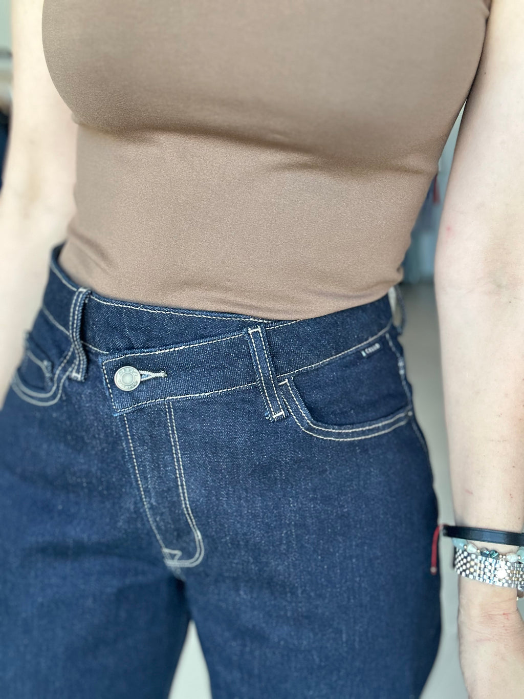 Overlapped Button Barrel Jean