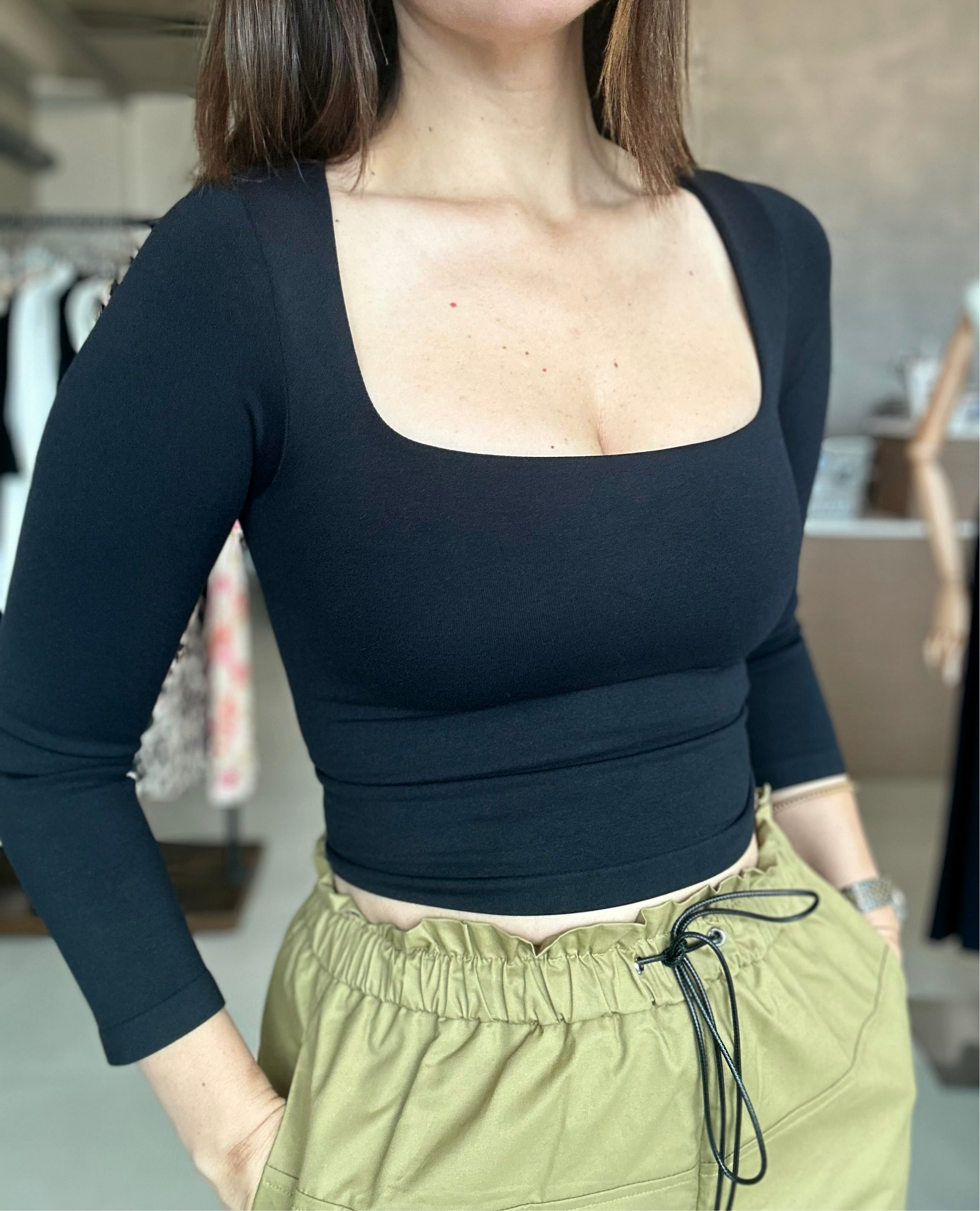 Escential Black Top