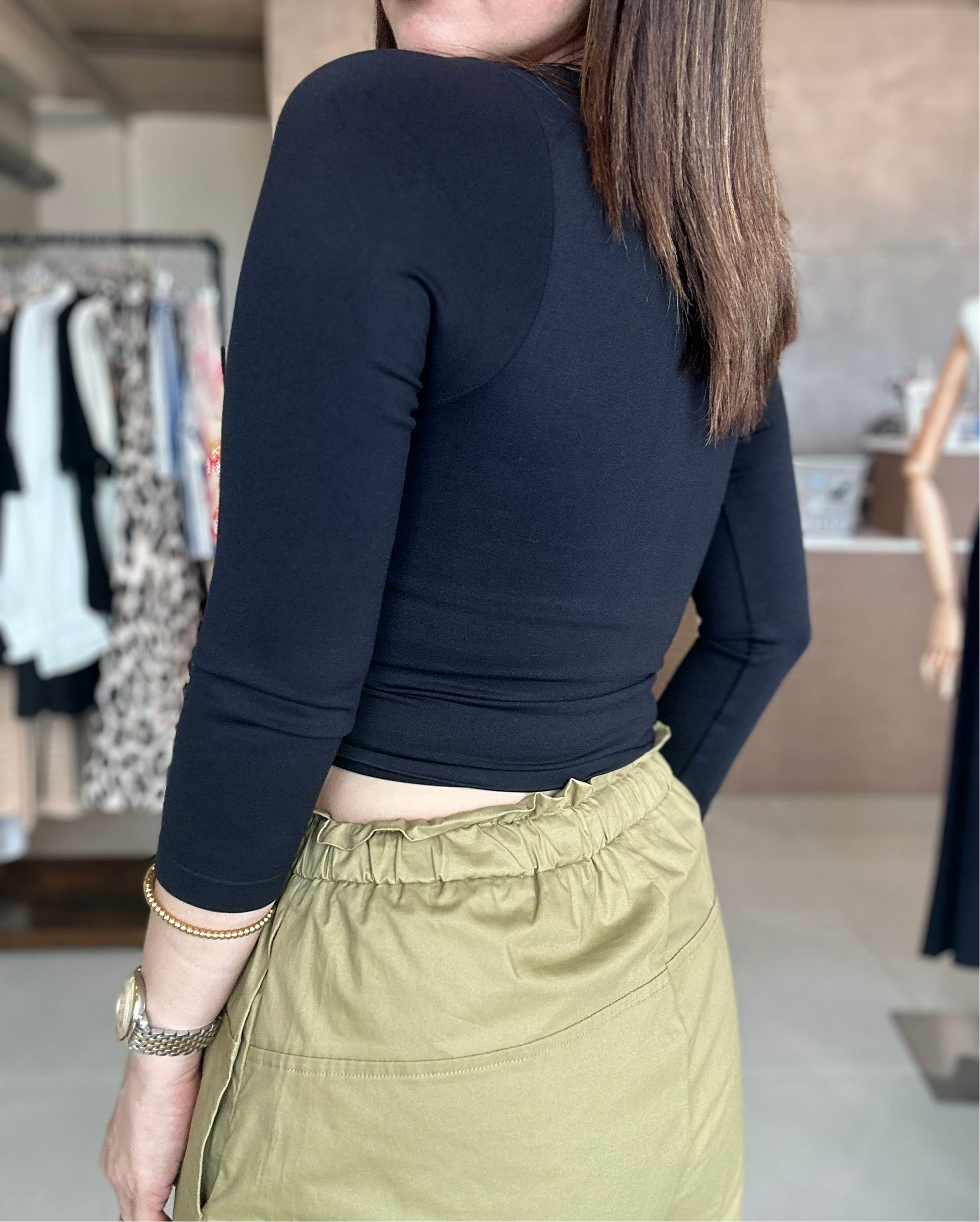 Escential Black Top